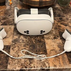 Oculus White VR Headset with Controllers